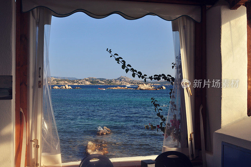 从餐厅窗口看到的美丽海景- La Maddalena，撒丁岛，意大利